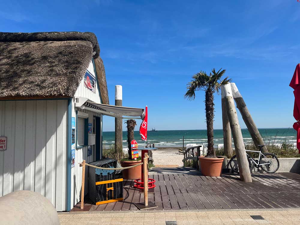 Hundestrand Haffkrug Reetdach Strandbude Tretboot und Strandkorb Vermietung Maximilian Hering
